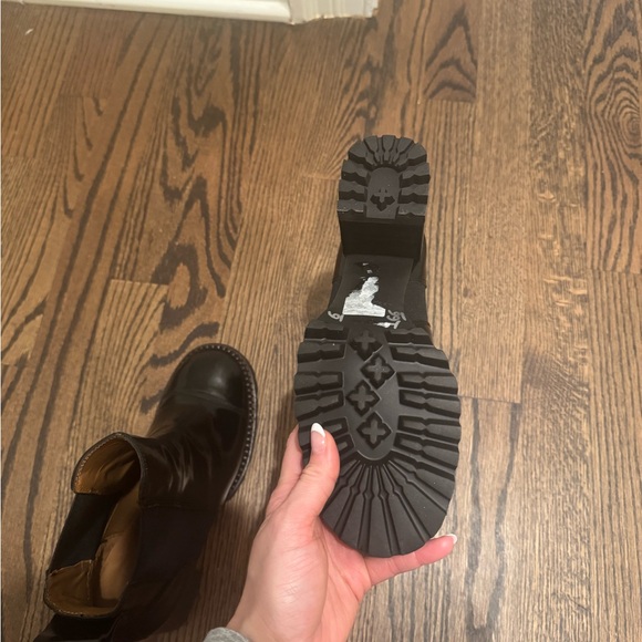 See By Chloe Shiny Black Chelsea Boots - Picture 4 of 4